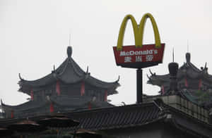 灰色天空下，傳統中式建築前的麥當勞標誌 — 唐人街 GIF 壁紙