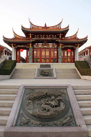 宏偉的傳統中國寺廟，紅頂和石雕，在日落時分。 — 唐人街 GIF 壁紙