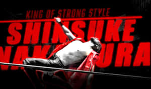 摔角手中邑真輔在擂台上，身後有紅色文字「King of Strong Style」。