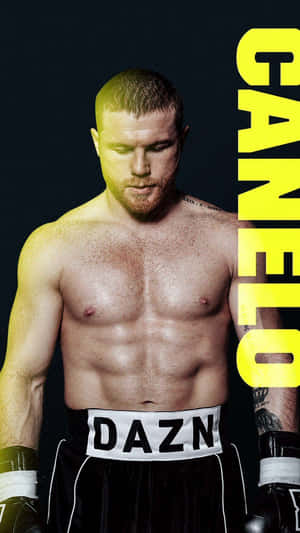 拳擊手 Canelo Alvarez 擺出戰鬥姿勢，穿著 DAZN 短褲和手套。
