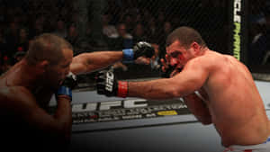 兩名MMA拳手在UFC八角籠內臉上帶血互相出拳。
