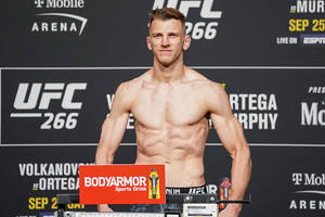 UFC拳手在稱重活動中，有贊助商標誌和體重磅 — 拳擊 壁紙