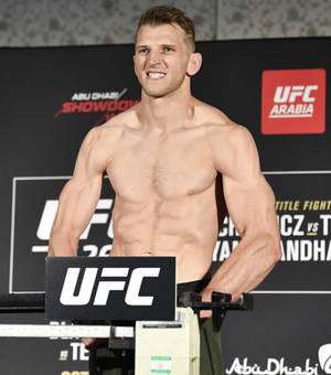 UFC拳手在稱重時站在體重磅上