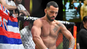 比賽期間，籠內一位肌肉發達、有紋身的MMA拳手。