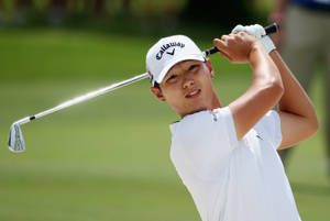 年輕高爾夫球手在陽光明媚的高爾夫球場上揮桿中 — 夏天 壁紙