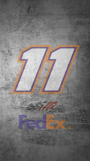 帶有FedEx標誌的賽車號碼11，位於粗糙混凝土背景上。