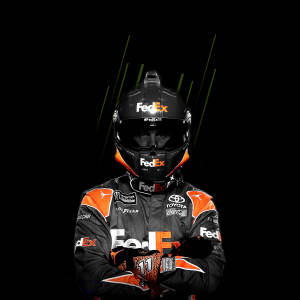 穿著FedEx制服的NASCAR車手在深色背景和綠色條紋中交叉雙臂。