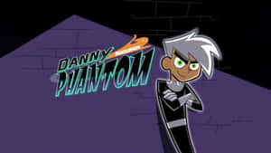卡通角色 Danny Phantom 雙臂交叉站在紫色磚牆前。 — 微笑 壁紙