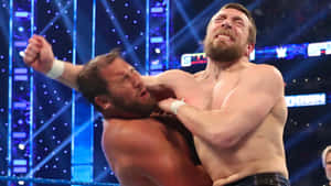 兩名摔角手在明亮的場館燈光下進行激烈的摔角比賽。 — WWE GIF 壁紙