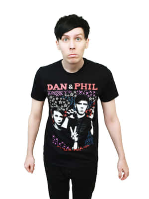 身穿Dan & Phil 2015巡迴T恤的男人露出驚訝表情。