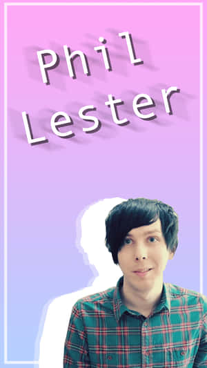 Phil Lester 喺紫色漸變背景前穿著格仔恤衫嘅肖像，附有名稱文字。
