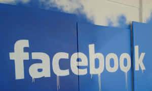Facebook標誌塗鴉，滴落顏料，藍色面板，多雲天空