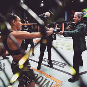 女戰士在現場活動中於八角籠內拳擊UFC評論員。