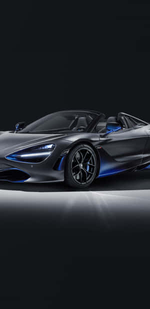 在工作室聚光燈下，時尚的灰色McLaren 720S Spider帶有藍色飾邊。 — 主畫面 壁紙