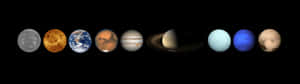 九顆行星和月球在黑色背景上排成一排顯示。 — 32:9 壁紙