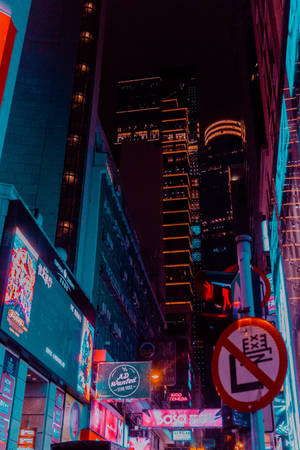 霓虹招牌照亮了夜晚高樓之間狹窄的城市街道。