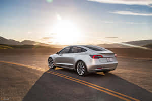 銀色 Tesla Model 3 在日落時分行駛於沙漠道路。 — Tesla GIF 壁紙