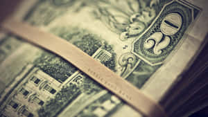 一條標有 rubber band bank 的橡筋束住一疊復古綠色美元鈔票。 — 錢 壁紙