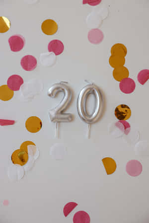 銀色20號生日蠟燭，帶有粉紅色、金色和白色的五彩紙屑。 — 小米Pad 8 Pro 壁紙