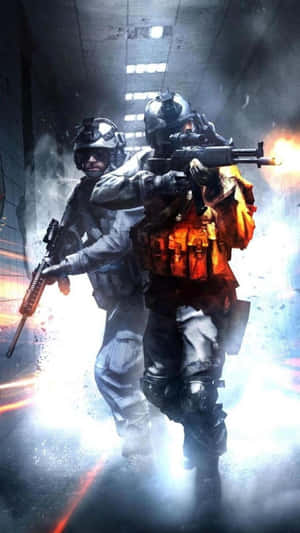 兩名身穿戰鬥裝備的武裝士兵在煙霧瀰漫的建築物中移動，伴有槍口閃光。