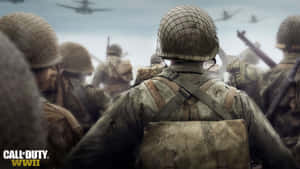二戰裝備的士兵在戰鬥中於飛行的戰鬥機下行進。 — 使命召喚：現代戰爭 壁紙