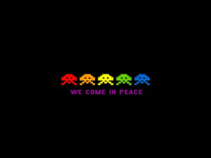 五個色彩繽紛的像素外星人，帶有「we come in peace」文字 — 街機 壁紙
