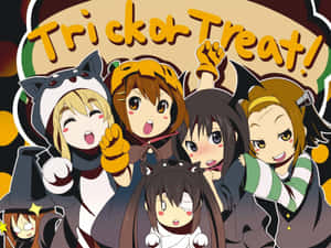 五個穿著萬聖節服裝的動畫女孩微笑著為 trick or treat 擺姿勢。 — 萬聖節恐怖 壁紙