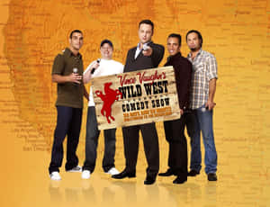 五位喜劇演員在美國西部地圖背景下，手持 Wild West Comedy Show 標牌擺姿勢。 — 亞當·布羅迪 壁紙