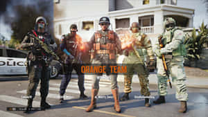 五名身穿戰術裝備的玩家在街道上以Orange Team的身份慶祝勝利，旁邊有一輛警車。 — 虹彩六號：圍攻行動 壁紙