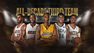 五名NBA球員身穿球隊制服，在戲劇性燈光下為全十年第三隊榮譽擺姿勢。 — 科比· Bryant 壁紙