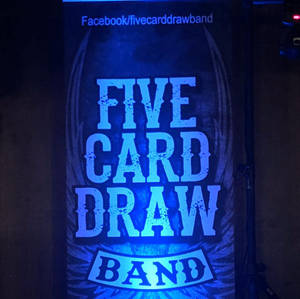 Five Card Draw Band 在黑暗場地的藍色霓虹燈牌。