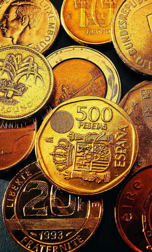 一堆具有精細雕刻和不同面值的國際硬幣。 — 錢 壁紙