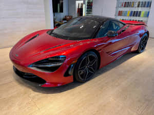 紅色McLaren 720S跑車展示於豪華汽車經銷商展廳。 — 4K 法拉利 壁紙