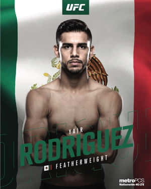 UFC羽量級拳手Yair Rodriguez站在墨西哥國旗前。