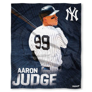 Aaron Judge身穿紐約洋基隊制服手持球棒