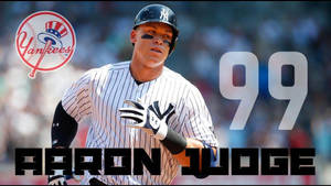棒球運動員 Aaron Judge 身穿洋基隊制服在比賽中奔跑。