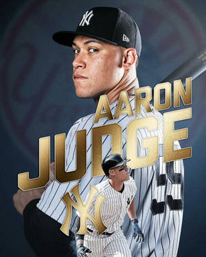 棒球運動員 Aaron Judge 身穿洋基制服，帶有金色文字疊加。