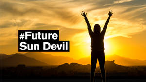 日落時分，山巒之上，一個人高舉雙臂的剪影，文字為標籤 Future Sun Devil。