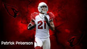 身穿紅雀隊球衣的足球運動員 Patrick Peterson 持球奔跑。