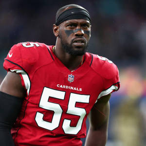 比賽中身穿紅色紅雀隊55號球衣的NFL線衛。
