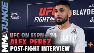 UFC拳手Alex Perez在PNC體育館賽後採訪中身穿灰色Reebok襯衫。