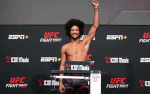 UFC拳手在稱重時舉起拳頭慶祝勝利。