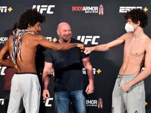 兩名MMA拳手在稱重時與UFC主席Dana White碰拳。