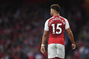 身穿紅白球衣、名字為chamberlain、號碼15的足球員遠離鏡頭走開。 — 運動 壁紙