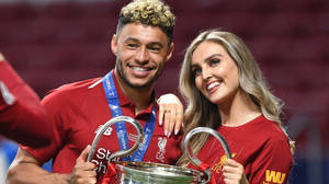 足球員和女性在體育場慶祝歐聯獎盃 — 運動 壁紙