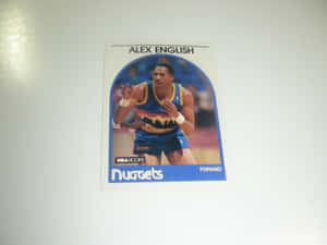 復古NBA Hoops交易卡，以籃球運動員Alex English作為金塊隊前鋒為特色。