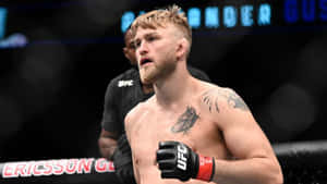 一位男性MMA選手戴著UFC手套在八角籠內進行比賽。