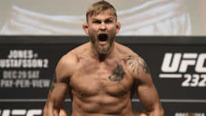 一位紋身的赤裸上身UFC鬥士在稱重活動中咆哮。