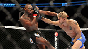 UFC比賽中，八角籠內的兩名男性MMA拳手。