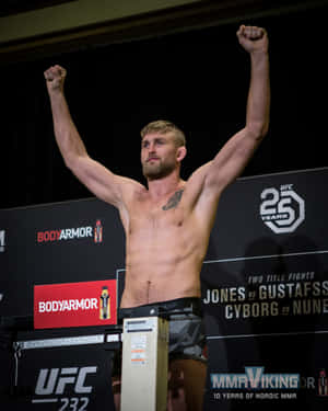 UFC拳手在體重秤上高舉拳頭慶祝勝利。